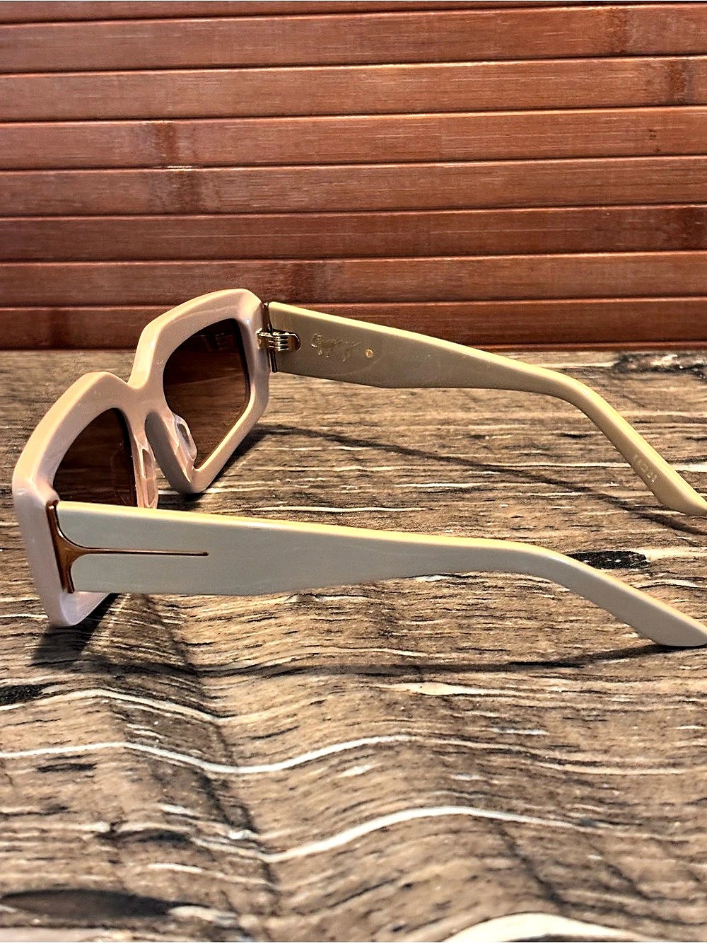 Dezi Pink Oversized Sunglasses Like New - Picture 3 of 7